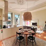 Stunning Flat With Private Balcony In City Center