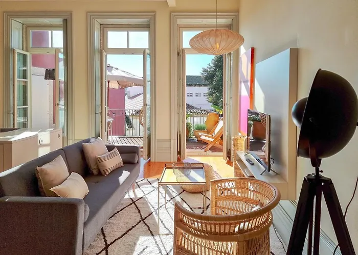 Stunning Flat With Private Balcony In City Center