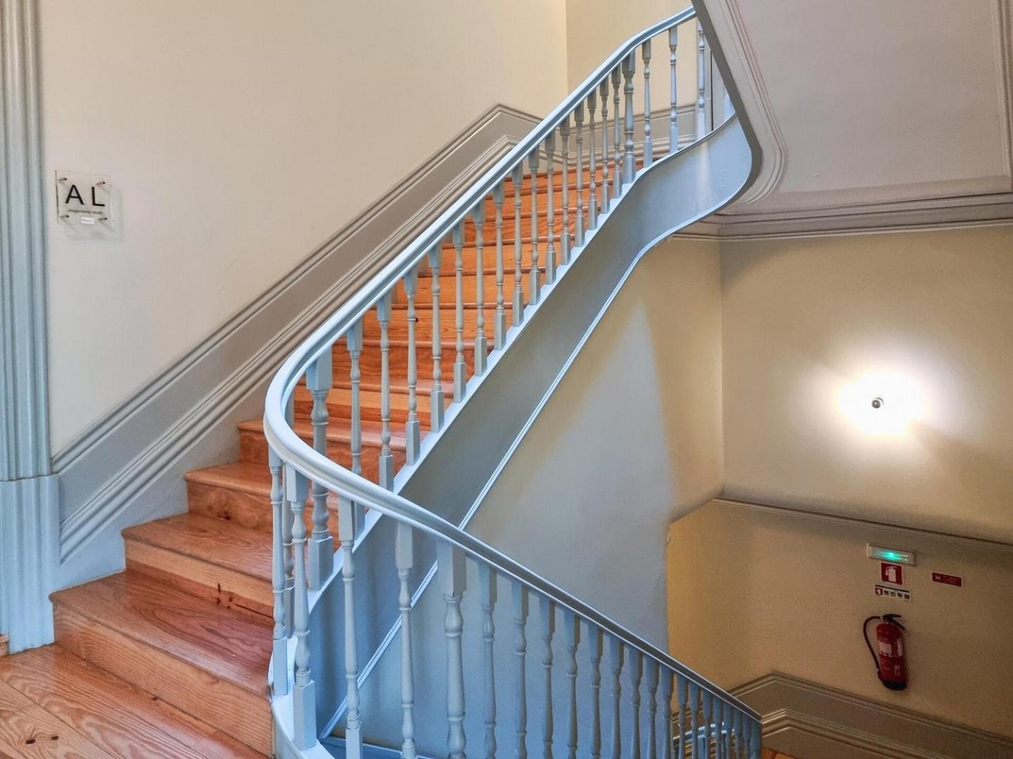 Stunning Flat With Private Balcony In Center *