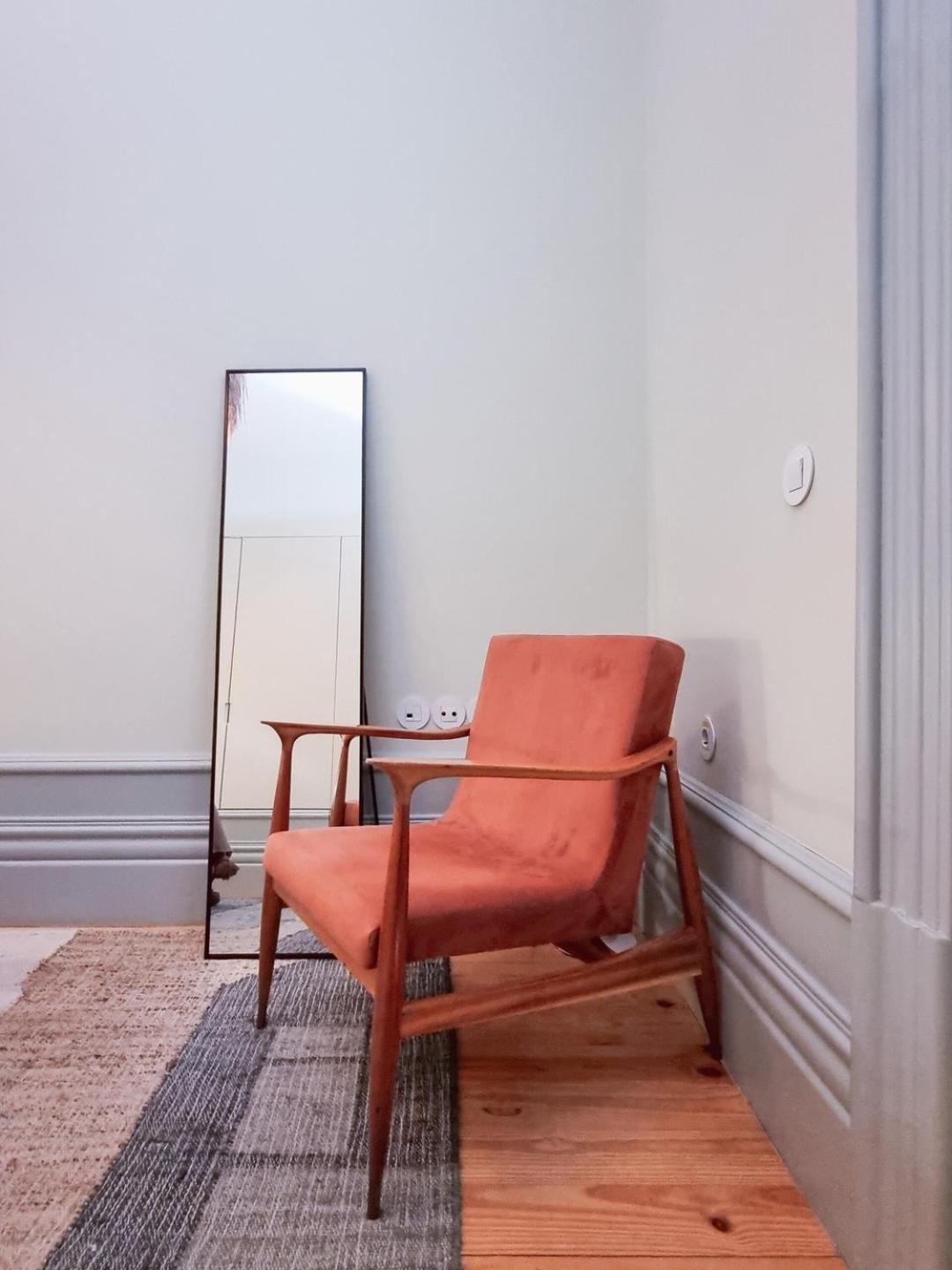 Stunning Flat With Private Balcony In Center *