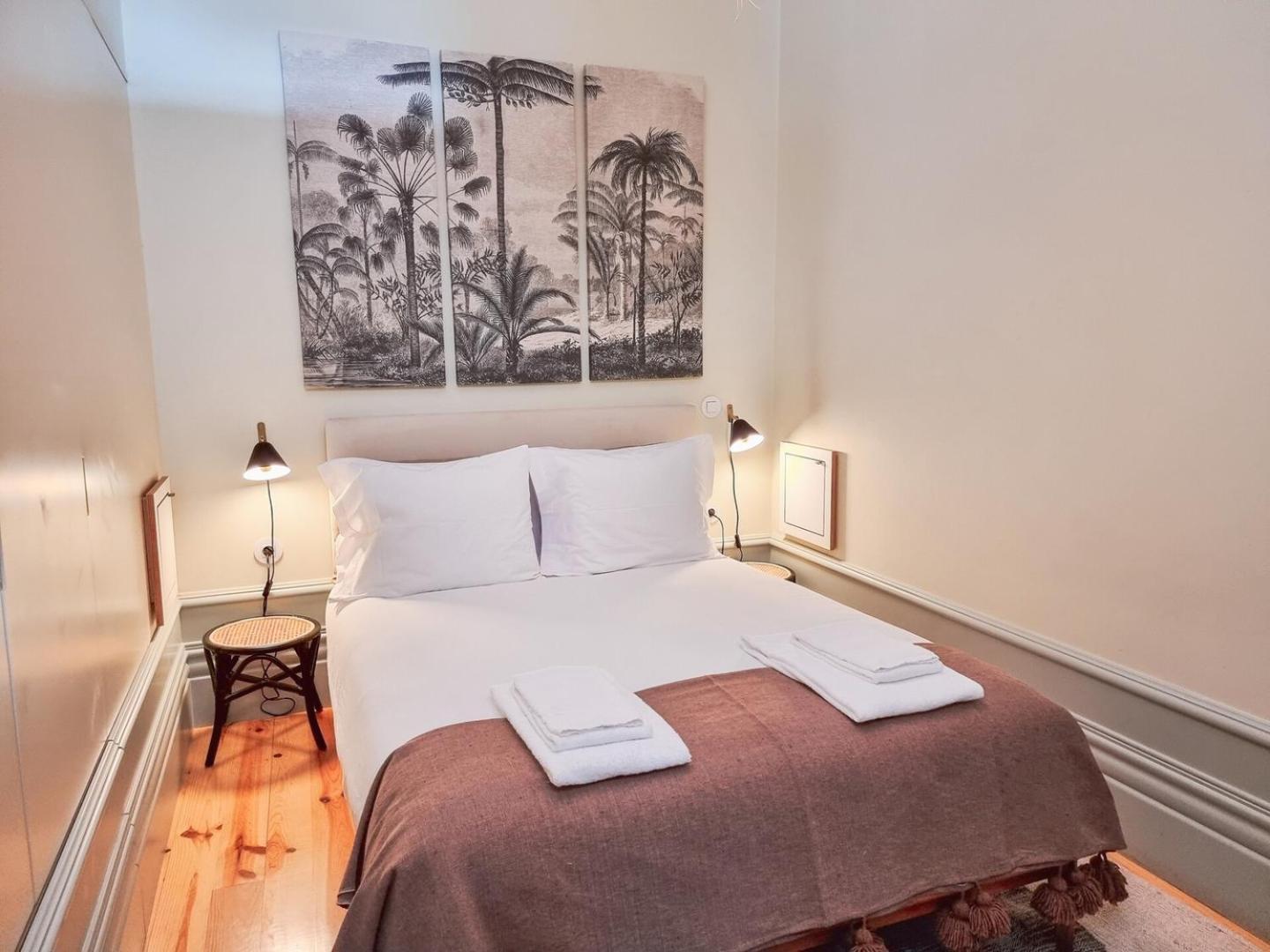 Stunning Flat With Private Balcony In Center