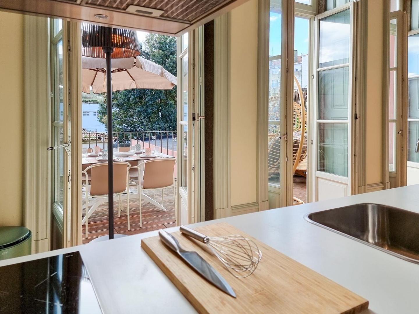 Stunning Flat With Private Balcony In Center
